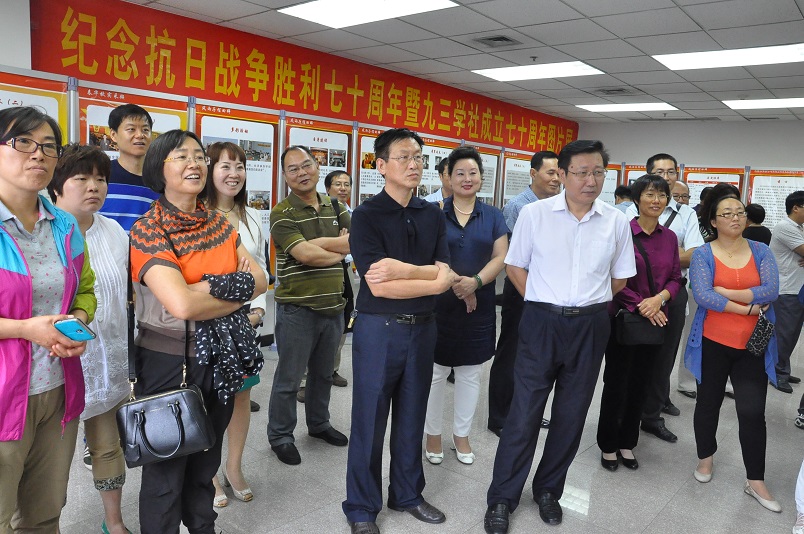 校党委副书记饶桂生、九三學社保定市委会主委许皞和九三學社社员寓目展览1.jpg